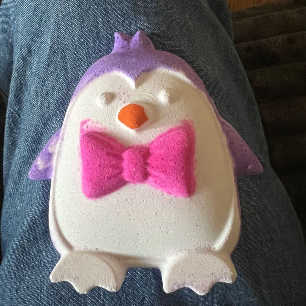 Lush PENGUIN BATH BOMB Christmas 2025 Brand New 6.7 Oz SOLD OUT
